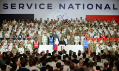 Le président Emmanuel Macron (C) présente le nouveau service national militaire lors d'un discours à Varces (Isère), le 27 novembre 2025 ( POOL / Thomas PADILLA )
