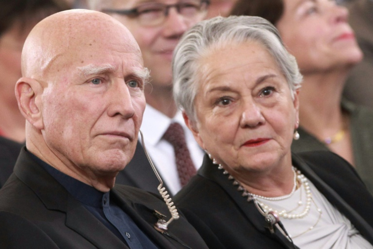Le photographe franco-brésilien Sebastião Salgado, lauréat 2019 du Prix de la paix de l'association allemande des libraires, assiste avec son épouse Lelia Wanick Salgado, à la cérémonie de remise des prix à Francfort-sur-le-Main, en Allemagne, le 20 octobre 2019 ( AFP / Daniel ROLAND )