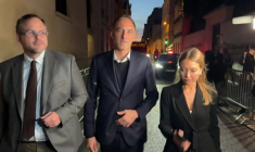 Raphaël Glucksmann arrive à Matignon pour y rencontrer Lecornu