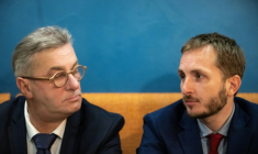 Le socialiste François Briançon (g) et l'insoumis François Piquemal à Toulouse le 16 mars 2026 ( AFP / Lionel BONAVENTURE )