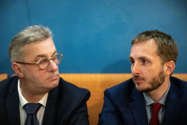 Le socialiste François Briançon (g) et l'insoumis François Piquemal à Toulouse le 16 mars 2026 ( AFP / Lionel BONAVENTURE )