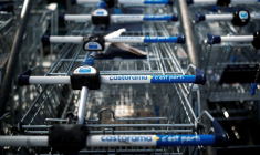 KINGFISHER RELÈVE SES PERSPECTIVES, LES FOURNISSEURS PEINENT FACE À LA DEMANDE