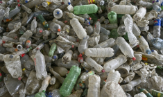 Un amas de déchets de bouteilles plastiques le long de la rivière Las Vacas, affluent de la Motagua, à Chinautla au Guatemala, photographié le 3 juin 2025 ( AFP / JOHAN ORDONEZ )