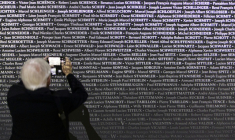 Un visiteur photographie le "Mur des Noms", un mémorial dédié aux Alsaciens et Mosellans morts pendant la Seconde Guerre mondiale, à Schirmeck, le 24 septembre 2026 dans le Bas-Rhin ( AFP / ROMEO BOETZLE )