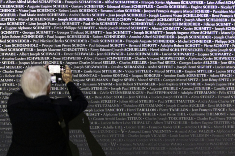 Un visiteur photographie le "Mur des Noms", un mémorial dédié aux Alsaciens et Mosellans morts pendant la Seconde Guerre mondiale, à Schirmeck, le 24 septembre 2026 dans le Bas-Rhin ( AFP / ROMEO BOETZLE )
