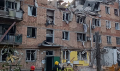 Des sauveteurs travaillent sur le site d'un immeuble d'habitation endommagé par une frappe russe à Mykolaïv