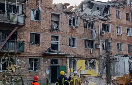 Des sauveteurs travaillent sur le site d'un immeuble d'habitation endommagé par une frappe russe à Mykolaïv