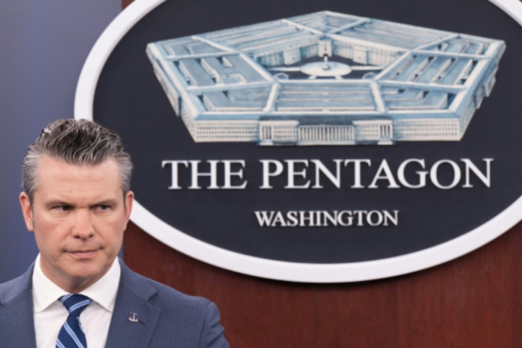 Pete Hegseth lors d'une conférence de presse au Pentagone le 16 avril 2026 ( AFP / SAUL LOEB )