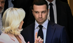Jordan Bardella (d), président du Rassemblement national (RN), et Marine Le Pen (g), quittent le nouveau siège du parti à l'issue d'une réunion, après que la cour d'appel de Paris a rendu son verdict dans le procès pour détournement de fonds publics européens, le 7 juillet 2026 à Paris ( AFP / JULIEN DE ROSA )