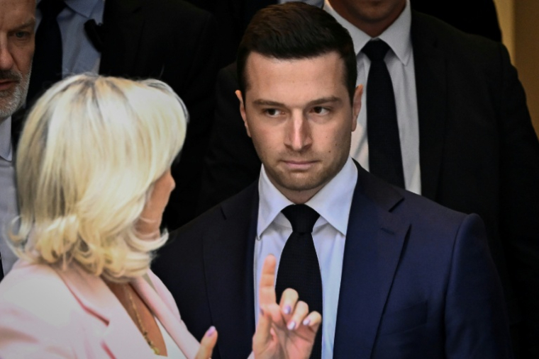 Jordan Bardella (d), président du Rassemblement national (RN), et Marine Le Pen (g), quittent le nouveau siège du parti à l'issue d'une réunion, après que la cour d'appel de Paris a rendu son verdict dans le procès pour détournement de fonds publics européens, le 7 juillet 2026 à Paris ( AFP / JULIEN DE ROSA )