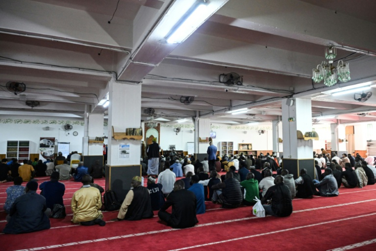 Des fidèles prient à la mosquée d'Islah, à Montreuil, en Seine-Saint-Denis, devant laquelle une tête de cochon a été retrouvée, le 9 septembre 2025 ( AFP / Bertrand GUAY )