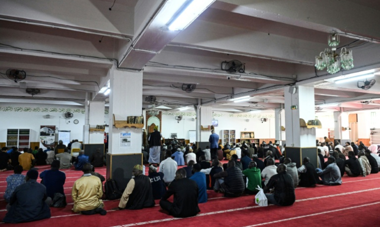 Des fidèles prient à la mosquée d'Islah, à Montreuil, en Seine-Saint-Denis, devant laquelle une tête de cochon a été retrouvée, le 9 septembre 2025 ( AFP / Bertrand GUAY )