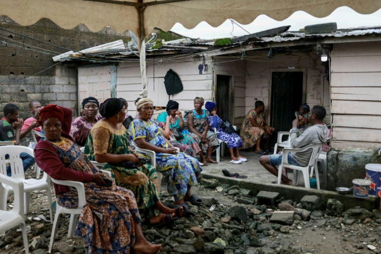 Proches et membres de la famille viennent apporter leur soutien à Elodie Fougué, dont le conjoint, Achille Simo, a été tué en marge des violences qui secouent le Cameroun depuis la réélection contestée de Paul Biya, le 31 octobre 2025 à Douala ( AFP / - )