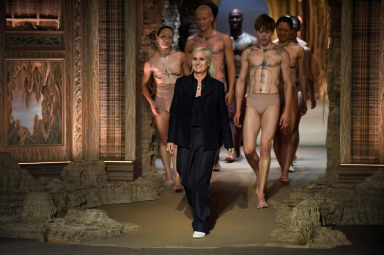 La créatrice et directrice artistique de Dior, Maria Grazia Chiuri, lors du défilé Christian Dior Printemps-Été 2023 à la Fashion Week Femme de Paris, le 27 septembre 2022 ( AFP / JULIEN DE ROSA )