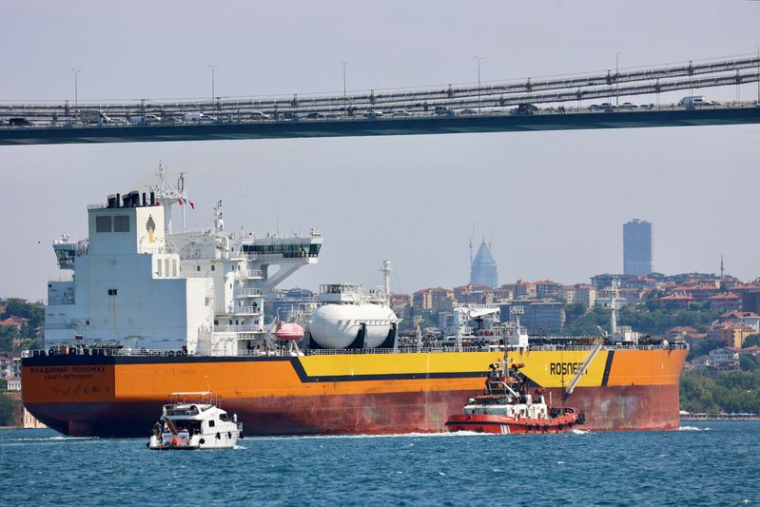 Le Vladimir Monomakh, pétrolier battant pavillon russe et appartenant à Rosneft, transite par le Bosphore.