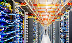 Un technicien travaille dans un centre de données AI d'Amazon Web Services à New Carlisle