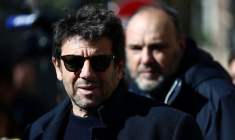 Patrick Bruel lors d'un hommage aux victimes du 7 octobre, place des Vosges à Paris