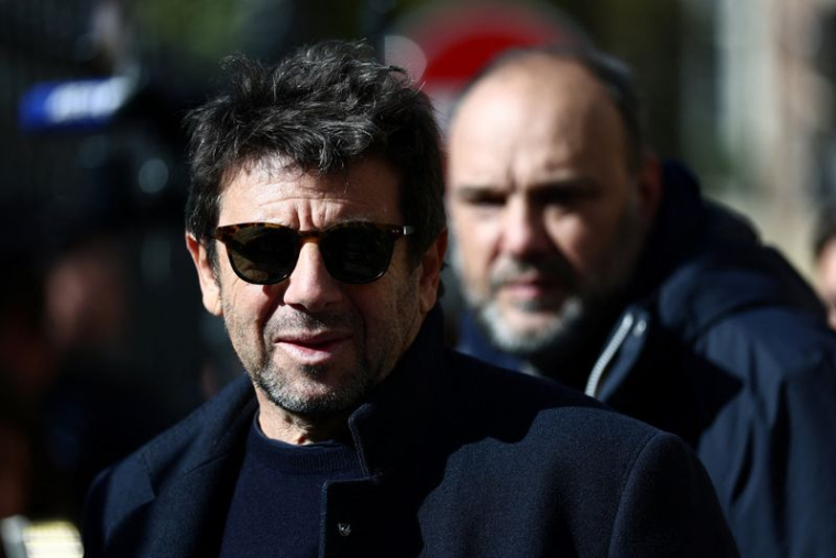 Patrick Bruel lors d'un hommage aux victimes du 7 octobre, place des Vosges à Paris