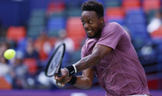 Le Français Gaël Monfils en action lors de son match de huitième de finale contre l'Espagnol Carlos Alcaraz au Qizhong Forest Sports City Arena, Shanghai, Chine