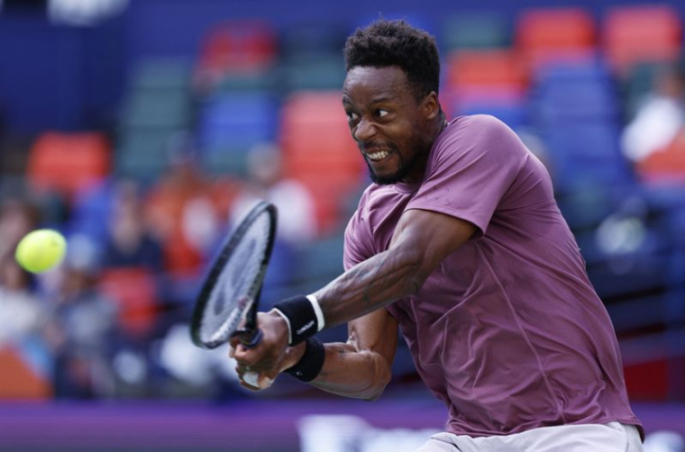 Le Français Gaël Monfils en action lors de son match de huitième de finale contre l'Espagnol Carlos Alcaraz au Qizhong Forest Sports City Arena, Shanghai, Chine