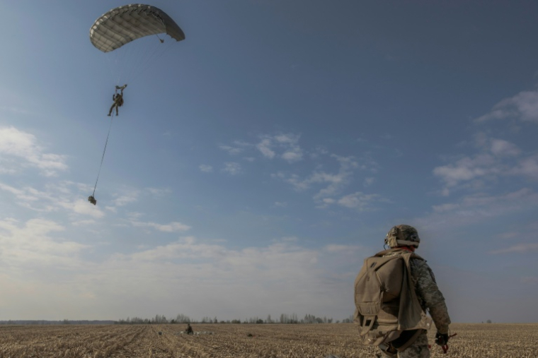 Saut en parachute lors d'un entraînement de militaires ukrainiens, dans un lieu non précisé, le 27 mars 2026 ( AFP / Roman PILIPEY )