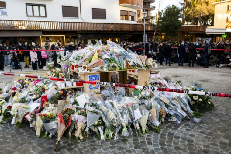 Des fleurs déposées devant le Constellation à Crans-Montana en Suisse le 3 janvier 2026 ( POOL / JEAN-CHRISTOPHE BOTT )