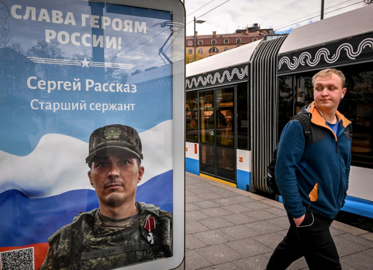 Une affiche de propagande dans le centre de Moscou en vue de recruter des soldats, le 12 octobre 2022. ( AFP / YURI KADOBNOV )