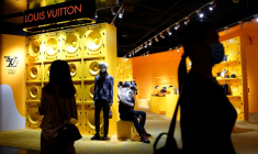Des clients passent devant un magasin Louis Vuitton dans un centre commercial de Pékin