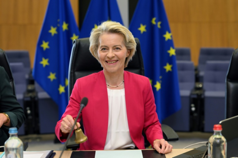 La présidente de la Commission européenne Ursula Von der Leyen prend place pour présider une réunion au siège de l'Union européenne à Bruxelles, le 21 mai 2025 ( AFP / Nicolas TUCAT )