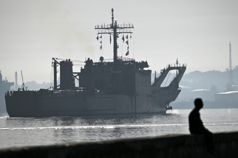Le navire de la marine mexicaine ARM Papaloapan arrive dans la baie de La Havane avec de l'aide humanitaire pour Cuba, le 12 février 2026  ( AFP / YAMIL LAGE )
