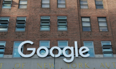 La maison mère de Google a raté la cible pour le chiffre d'affaires et le bénéfice net, ce qui lui a valu d'être immédiatement sanctionnée dans les échanges électroniques postérieurs à la clôture de Wall Street, le titre abandonnant plus de 9%. ( AFP / TIMOTHY A. CLARY )