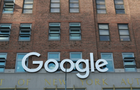La maison mère de Google a raté la cible pour le chiffre d'affaires et le bénéfice net, ce qui lui a valu d'être immédiatement sanctionnée dans les échanges électroniques postérieurs à la clôture de Wall Street, le titre abandonnant plus de 9%. ( AFP / TIMOTHY A. CLARY )