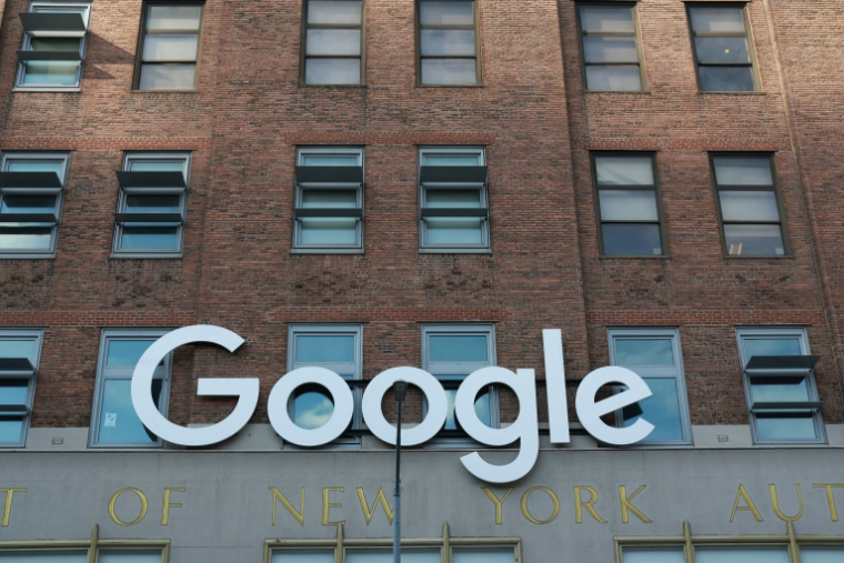La maison mère de Google a raté la cible pour le chiffre d'affaires et le bénéfice net, ce qui lui a valu d'être immédiatement sanctionnée dans les échanges électroniques postérieurs à la clôture de Wall Street, le titre abandonnant plus de 9%. ( AFP / TIMOTHY A. CLARY )