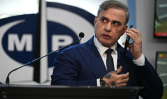 Tarek William Saab, au téléphone avant une conférence de presse au Ministère public (MP) à Caracas, le 13 janvier 2025 ( AFP / Federico PARRA )