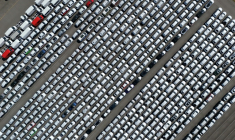 Assouplir l'objectif 2035, une réponse "pragmatique" aux difficultés de l'industrie automobile, déclare Séjourné à l'AFP ( AFP / Ina FASSBENDER )