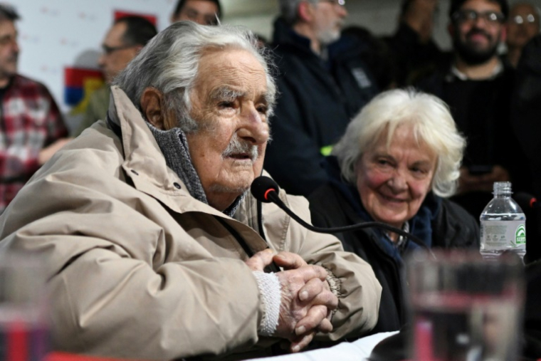 Photo d'archive de l'ancien président uruguayen José Mujica et de son épouse, Lucia Topolansky, lors d'une conférence de presse au siège du Frente Amplio à Montevideo, le 27 août 2024 ( AFP / Pablo PORCIUNCULA )