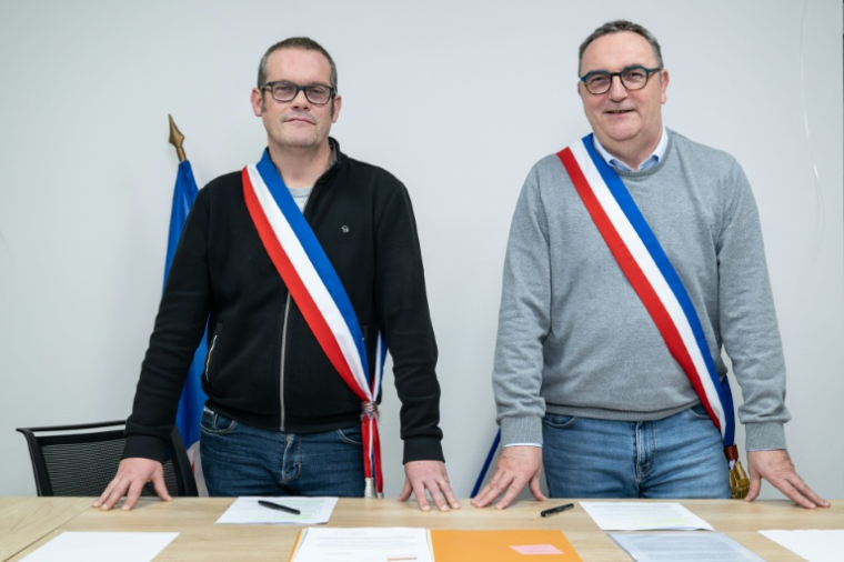 Arnaud Pageaud (D) et Jérome Squelard (G), les deux maires de la commune de Teillé, en Loire-Atlantique, le 10 février 2026 ( AFP / Sebastien Salom-Gomis )