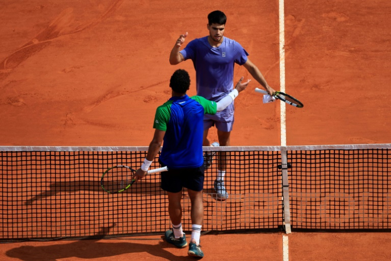 L'Espagnol Carlos Alcaraz (de face) vainqueur du Français Arthur Fils en quarts de finale du Masters 1000 de Monte-Carlo, le 11 avril 2025 ( AFP / Valery HACHE )
