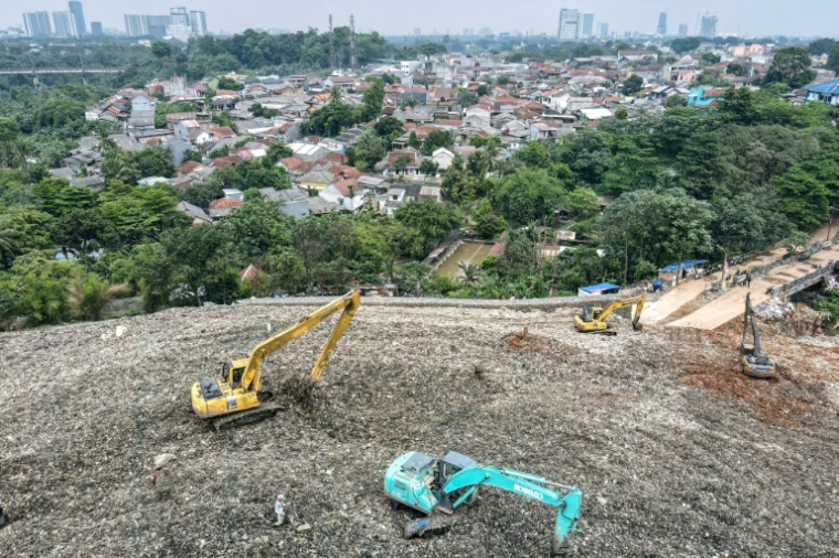 Vue aérienne d'engins de chantier sur un tas d'ordures à la décharge de Cipeucang, dans le sud de Tangerang, le 20 janvier 2026 en Indonésie ( AFP / BAY ISMOYO )