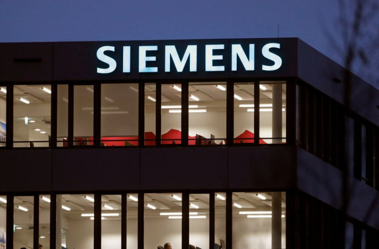Le logo du groupe industriel allemand Siemens est visible sur un immeuble de bureaux à Zoug, en Suisse