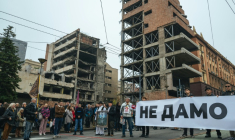 Des étudiants serbes et des habitants de Belgrade brandissent une banderole sur laquelle on peut lire "Nous n'abandonnerons pas" lors d'une manifestation organisée à Belgrade le 11 novembre 2025 contre le projet de Jared Kushner, gendre du président américain, de démolir l'ancien quartier général de l'armée yougoslave et de construire un hôtel de luxe sur le site. La question est sensible en Serbie, car ces bâtiments ont été bombardés à plusieurs reprises en 1999 lors d'une campagne aérienne de l'OTAN menée par les États-Unis pour mettre fin à la guerre du Kosovo (1998-1999). ( AFP / Andrej ISAKOVIC )