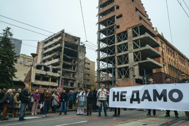 Des étudiants serbes et des habitants de Belgrade brandissent une banderole sur laquelle on peut lire "Nous n'abandonnerons pas" lors d'une manifestation organisée à Belgrade le 11 novembre 2025 contre le projet de Jared Kushner, gendre du président américain, de démolir l'ancien quartier général de l'armée yougoslave et de construire un hôtel de luxe sur le site. La question est sensible en Serbie, car ces bâtiments ont été bombardés à plusieurs reprises en 1999 lors d'une campagne aérienne de l'OTAN menée par les États-Unis pour mettre fin à la guerre du Kosovo (1998-1999). ( AFP / Andrej ISAKOVIC )