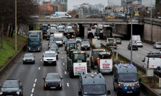 Des agriculteurs de la Confédération Paysanne conduisent lentement leurs tracteurs sur le périphérique parisien