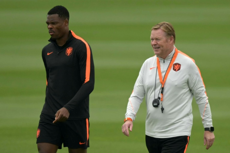 Le défenseur des Pays-Bas Denzel Dumfries (à gauche) et son sélectionneur Ronald Koeman lors d'un entraînement durant la Coupe du Monde 2026 à  Kansas City, le 24 juin 2026 ( AFP / JUAN MABROMATA )
