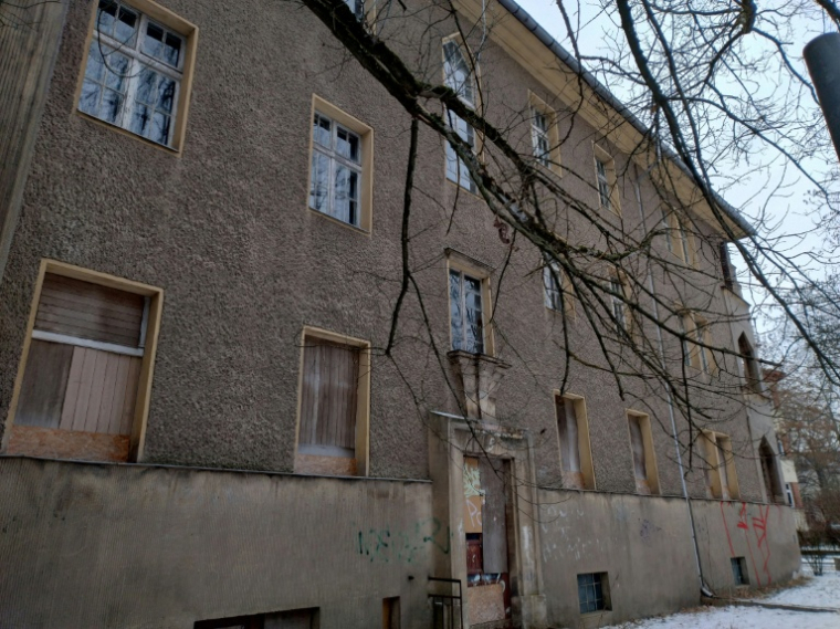 Un bâtiment abandonné qui logeait, pendant la Guerre froide, les forces soviétiques, le 2 février 2026 à Berlin  ( AFP / Jastinder KHERA )