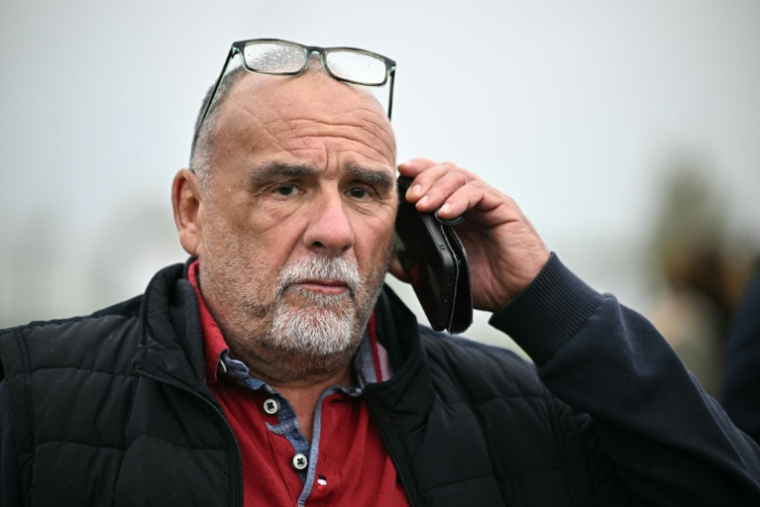 Serge Bousquet-Cassagne, alors responsable du syndicat agricole Coordination rurale CR47, téléphone lors du blocage d'un entrepôt logistique à Montbartier, dans le sud-ouest de la France, le 20 novembre 2024 ( AFP / Lionel BONAVENTURE )