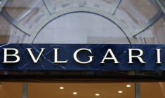 Le logo Bvlgari à l'extérieur d'une boutique à Milan