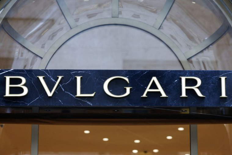 Le logo Bvlgari à l'extérieur d'une boutique à Milan