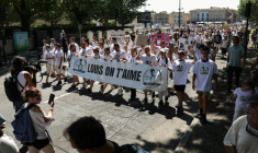La marche blanche en hommage à Louis, à Carcassonne, samedi 4 juillet 2026 ( AFP / Valentine CHAPUIS )