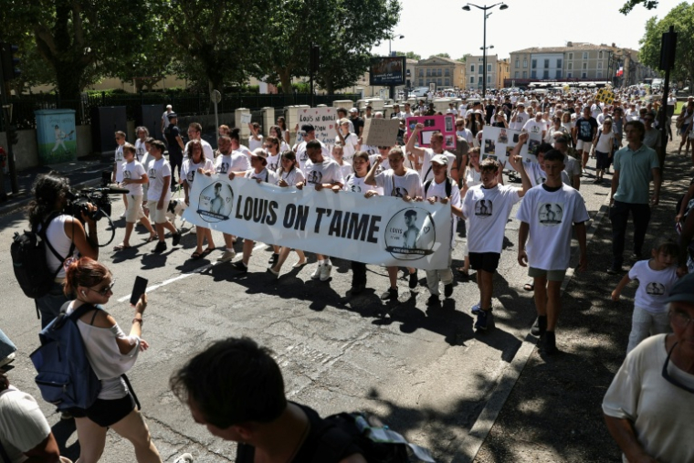 La marche blanche en hommage à Louis, à Carcassonne, samedi 4 juillet 2026 ( AFP / Valentine CHAPUIS )